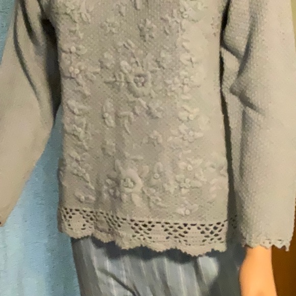 Woman’s like new sweater - Picture 4 of 4